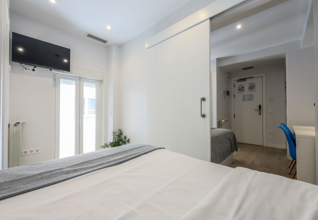 Alquiler por habitaciones en Madrid - Espectacular habitación para 4  con gimnasio B102 