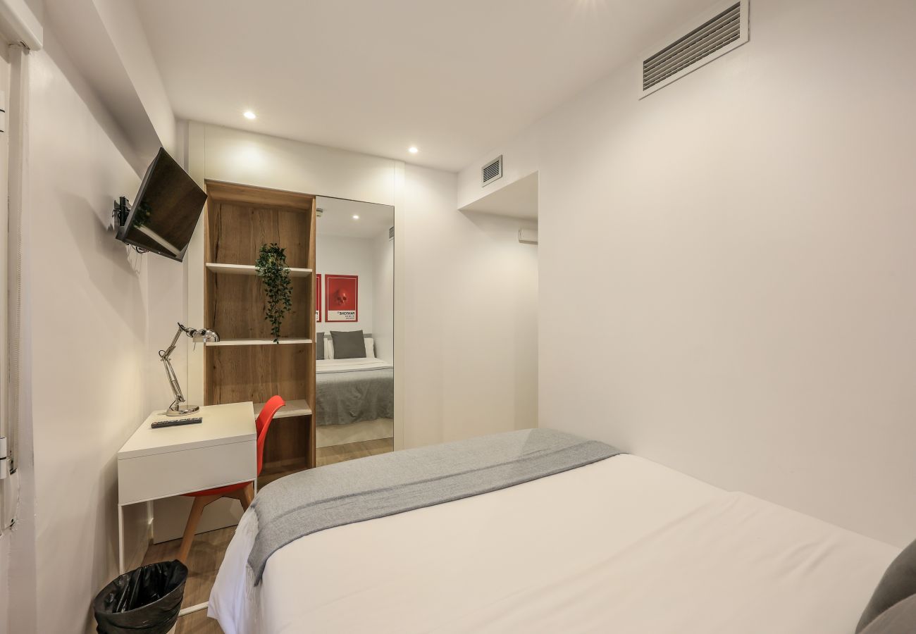 Alquiler por habitaciones en Madrid - Espectacular habitación doble con gimnasio B111 