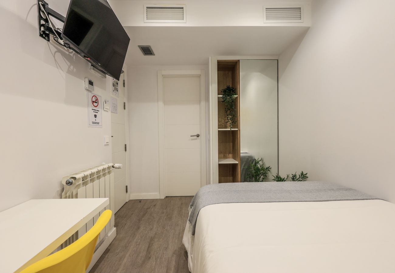 Alquiler por habitaciones en Madrid - Espectacular habitación doble con gimnasio B121 