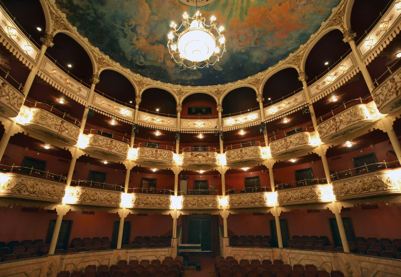 Apartamento en Ciudad de Panamá - 3BR con Piscina y Vista al Teatro Nacional D4 