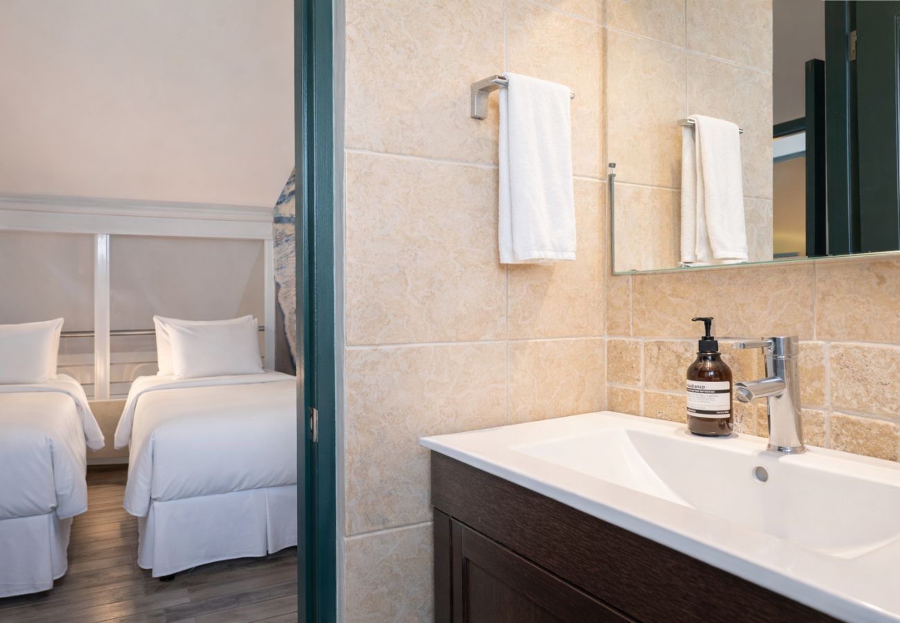 Apartamento en Ciudad de Panamá - 3BR con Piscina y Vista al Teatro Nacional D4 