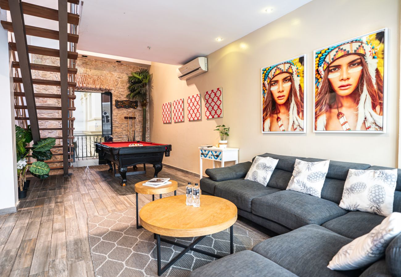 Apartamento en Ciudad de Panamá - 3BR con Piscina y Vista al Teatro Nacional D4 