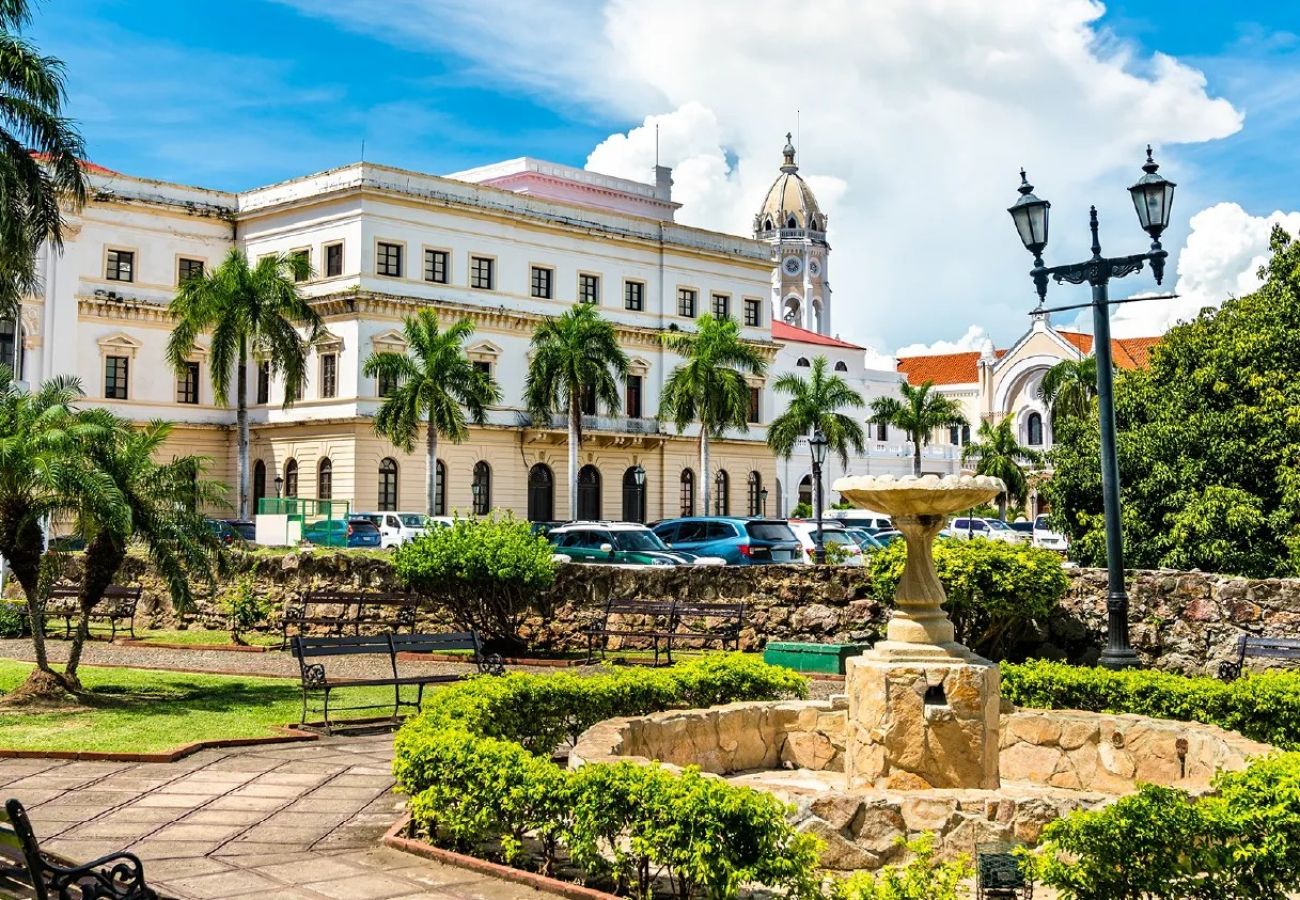 Apartamento en Ciudad de Panamá - 3BR con Piscina y Vista al Teatro Nacional D4 