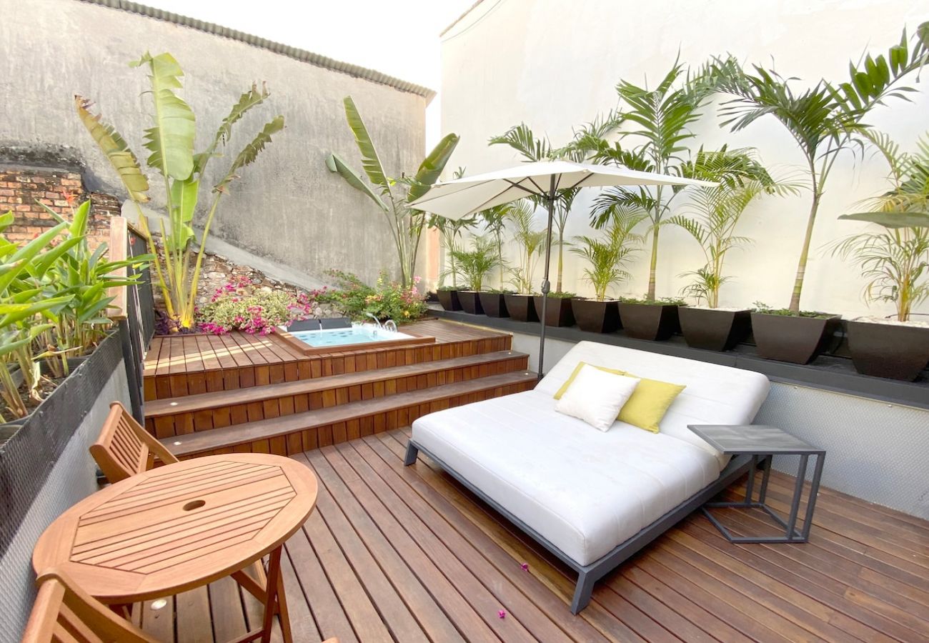 Apartamento en Ciudad de Panamá - JACUZZI Y ROOFTOP  privado recién reformado D11 