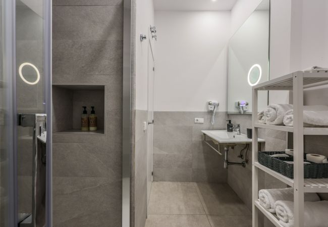 Estudio en Valencia - Espectacular Ático tipo estudio reformado  Estudio en Valencia - Espectacular Ático tipo estudio reformado