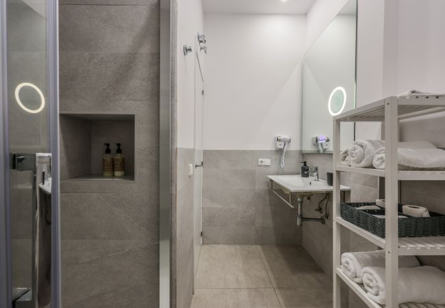 Estudio en Valencia - Espectacular Ático tipo estudio reformado  Estudio en Valencia - Espectacular Ático tipo estudio reformado