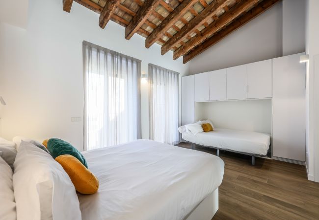 Estudio en Valencia - Espectacular Ático tipo estudio reformado  Estudio en Valencia - Espectacular Ático tipo estudio reformado