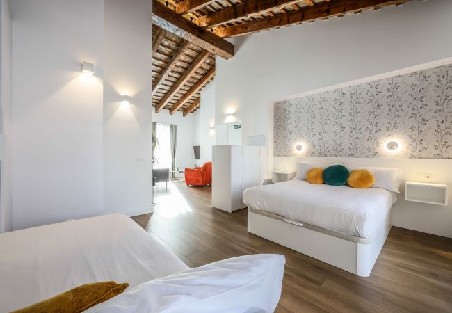 Estudio en Valencia - Espectacular Ático tipo estudio reformado  Estudio en Valencia - Espectacular Ático tipo estudio reformado