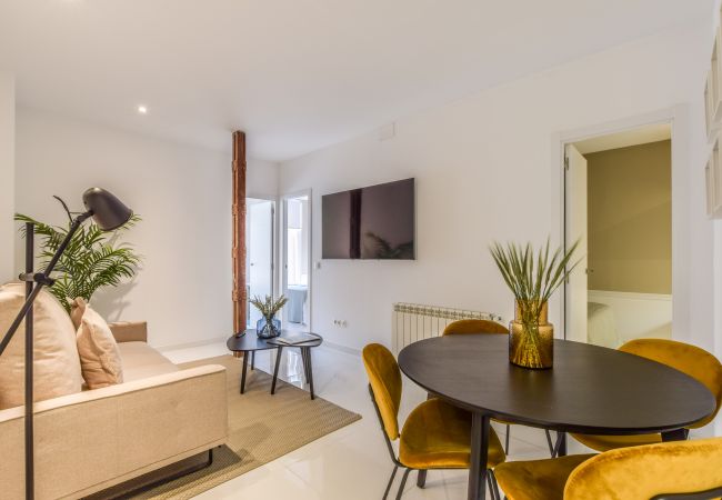 Apartahotel en Madrid -  Espectacular apartamento de diseño  con balcón