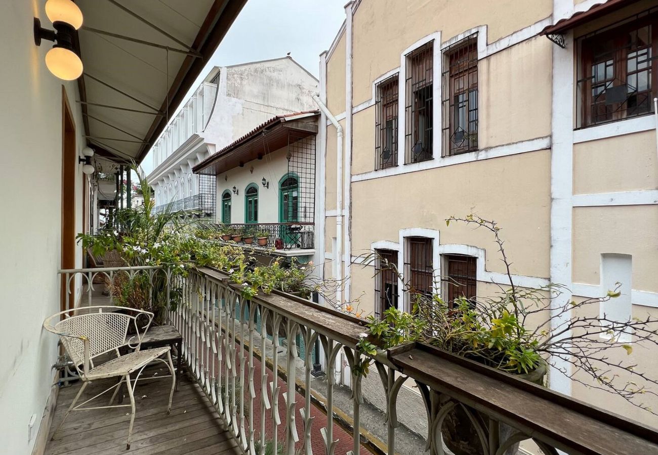Apartamento en Ciudad de Panamá - Precioso y espacioso 3 dormitorios en el Casco Viejo con balcón