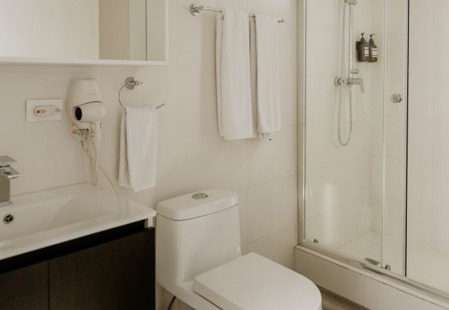 Apartamento en Ciudad de Panamá - Moderno 2BR con terraza en Panama City 10B