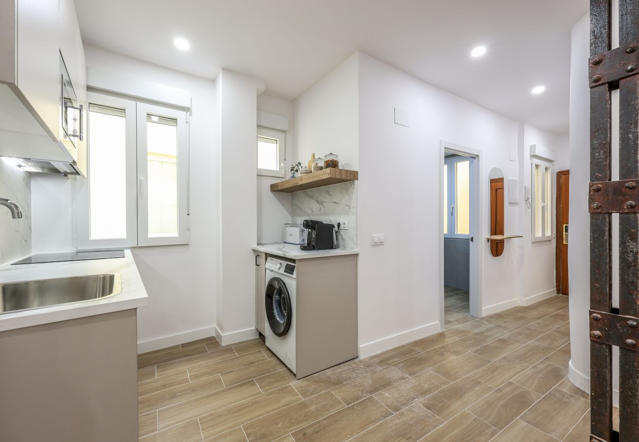Apartahotel en Madrid - Encantador 2BR Centro Madrid E4A