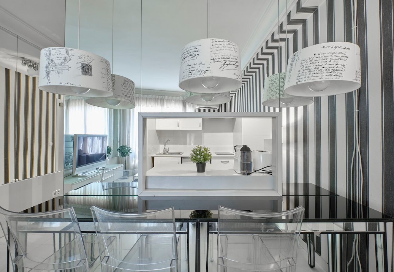 Apartment in Madrid - Apartment in Atocha Zone and Barrio de las Letras M1C