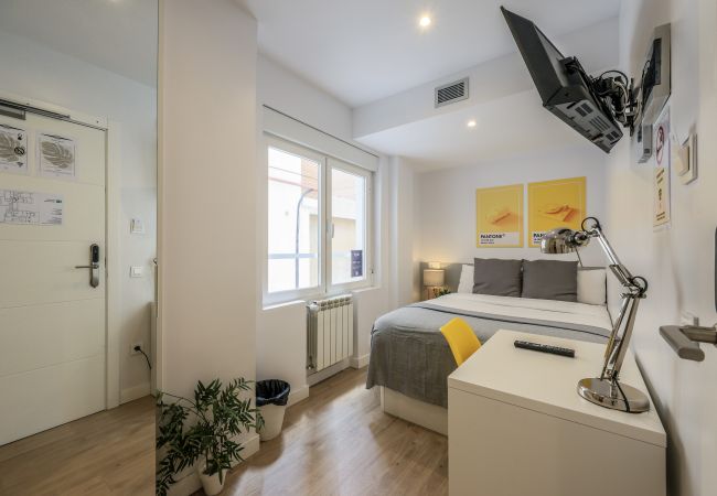 Rent by room in Madrid - Blasco de Garay, double room with gym 106 