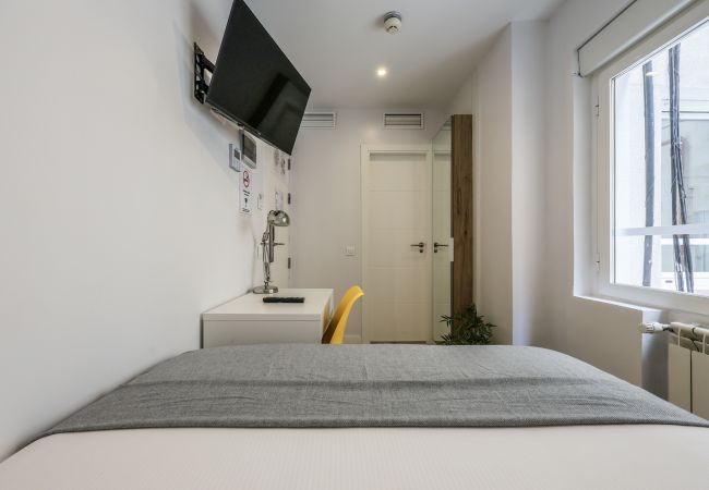 Rent by room in Madrid - Blasco de Garay, double room with gym 106 
