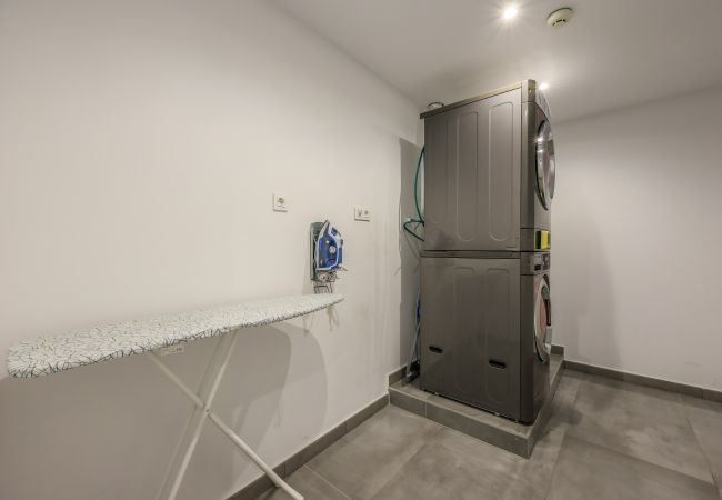 Rent by room in Madrid - Blasco de Garay, double room with gym 106 