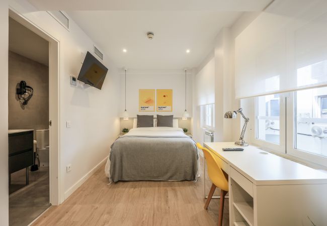 Rent by room in Madrid - Blasco de Garay, double room with gym 105 