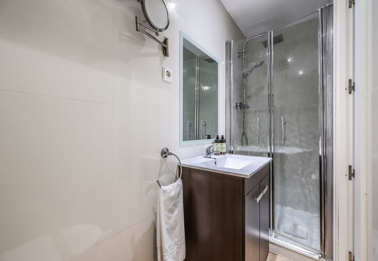 Aparthotel in Madrid - Loft Gran Via - 5º No Elevator- SB1