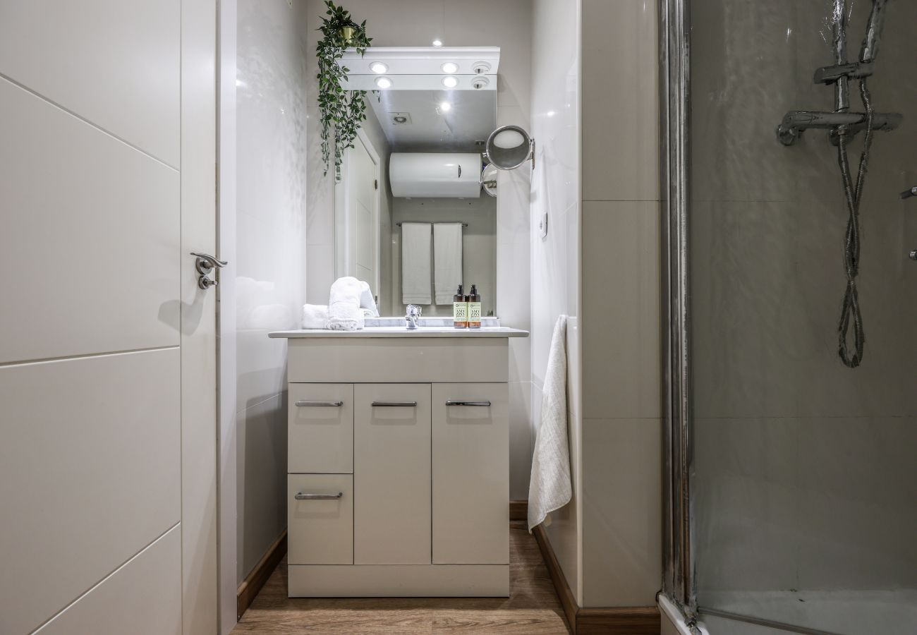 Aparthotel in Madrid - Loft in Gran Via - 5º No Elevator- SB4