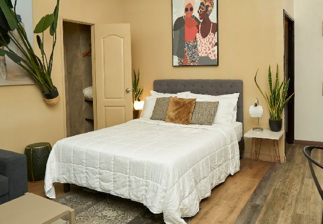 Rent by room in Ciudad de Panamá - AMAZING location with pool and rooftop A2 