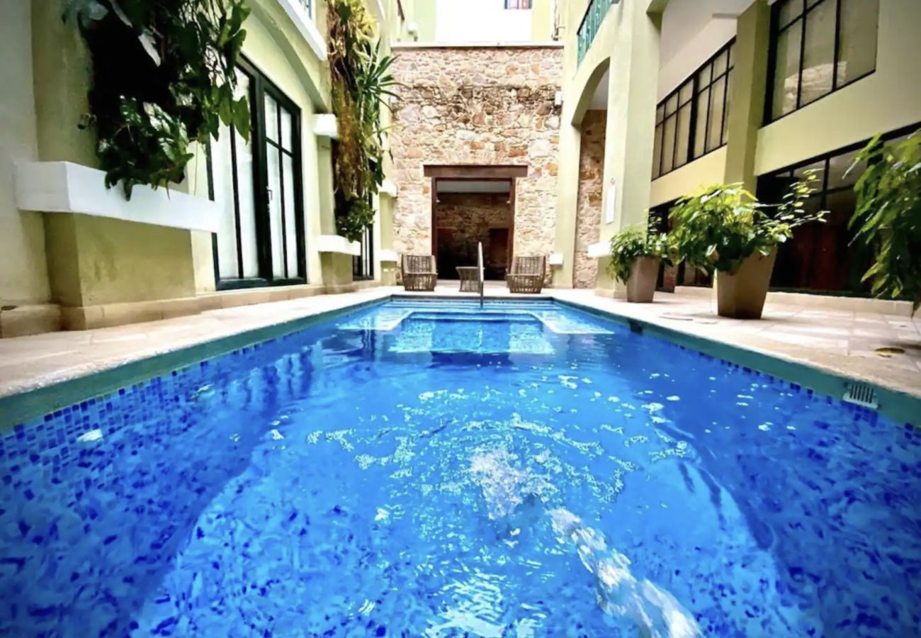Apartment in Ciudad de Panamá - Iconic double apartment with billar in front of the Arco Chato ruins  and pool 