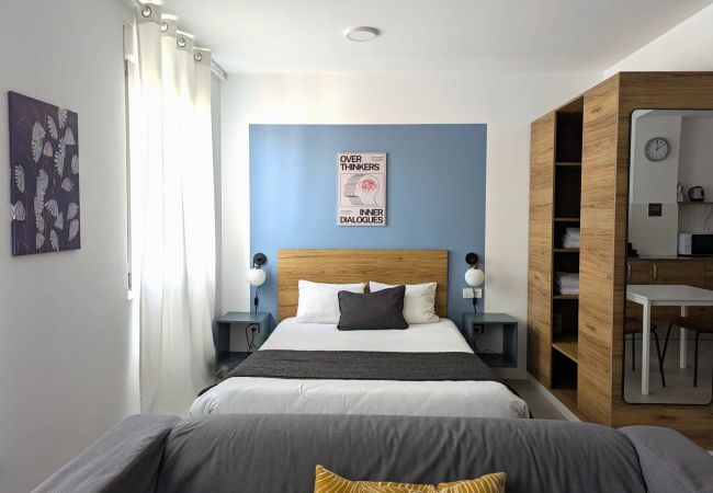 Aparthotel in Valencia - Deluxe studio 5 minutes walking to beach 2B