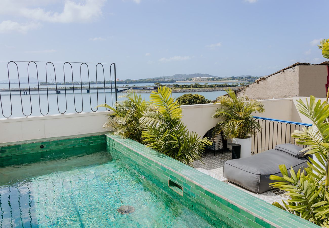 Rent by room in Ciudad de Panamá - Room Premium with Private Pool Ma1