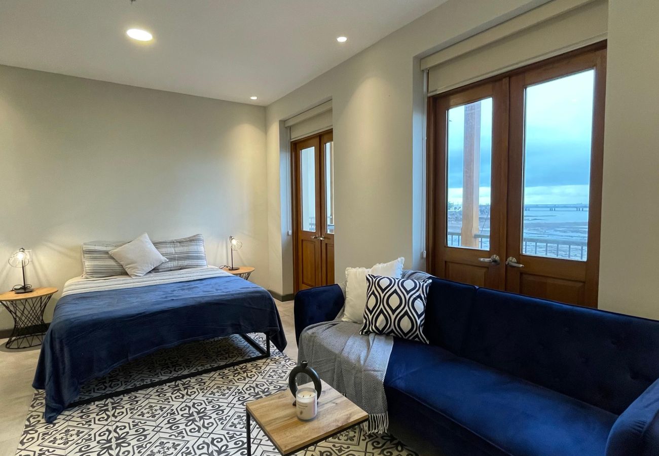 Studio in Ciudad de Panamá - 1BR Seaview and Beach Access F7