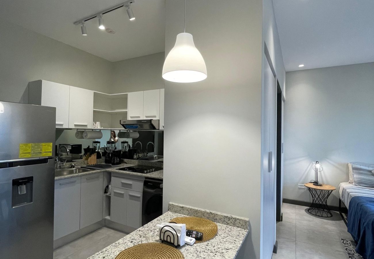 Studio in Ciudad de Panamá - 1BR Seaview and Beach Access F7